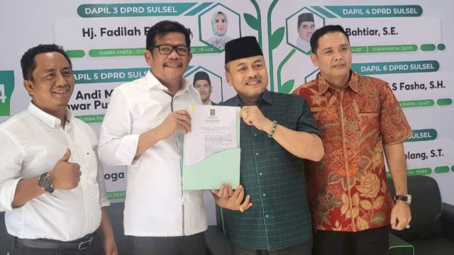 Ketua DPW PKB Sulsel dan Ketua DPC PKB Jeneponto menyerahkan surat rekomendasi pasangan Muhammad Sarif Kr Patta - Moch. Noer Alim Qalbi sebagai Calon Bupati dan Wakil Bupati Jeneponto 2024. (Istimewa)