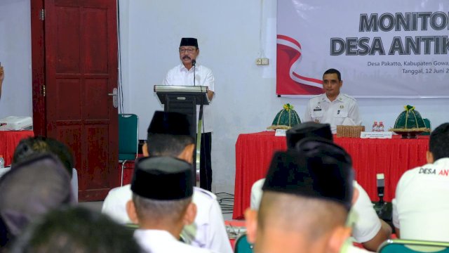 Wabup Gowa Abd Rauf Malaganni saat menerima Tim Monitoring Desa Antikorupsi KPK, di Kantor Desa Pakkatto, Kecamatan Bontomarannu, kemarin. (Dok. Humas Gowa)