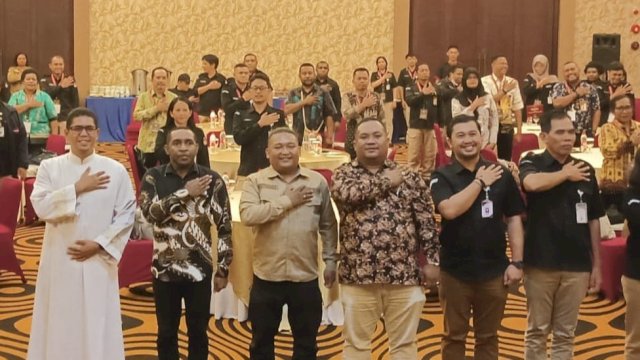 Komisiner KPU Provinsi Papua Selatan besama Komisioner KPU Kabupaten/kota se Papua Selatan. (Foto: Hendrik Resi / Republiknews.co.id)