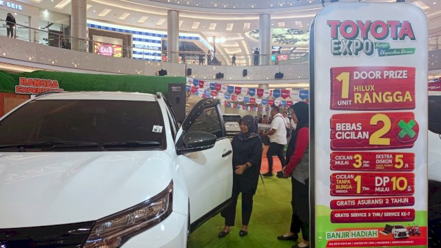 Salah satu pengunjung saat berkunjung di booth Toyota Expo yang diselenggarakan Kalla Toyota, di Atrium TSM Makassar, Kamis, (13/06/2024). Tahun ini Toyota Expo by Kalla mengangkat tema "Rangga, Ekspresikan Dirimu". (Dok. Chaerani/Republiknews.co.id)