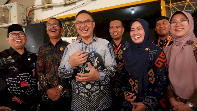 Kepala BKKBN RI dr. Hasto Wardoyo bersama Bupati Luwu Utara Indah Putri Indriani saat melakukan kunjungan kerja di Luwu Utara. (ist)