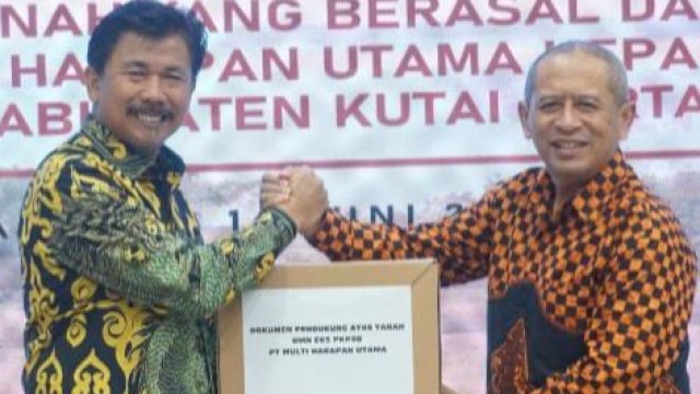 Penyerahan dokument pendukung atas tanah BMN eks PKP2B PT MHU kepada Sekda Kukar, Sunggono. (Istimewa)