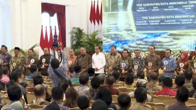 Suasana foto bersama usai Presiden Jokowi memberikan penghargaan pengendalian inflasi kepa)da sejumlah daerah. (Istimewa)