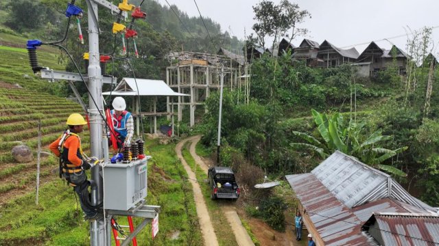 Petugas PLN saat melakukan pembenahan jaringan listrik di 12 Desa di Kabupaten Tana Toraja. (Istimewa)