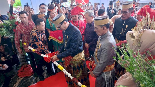 Menteri Hukum dan Hak Asasi Manusia Republik Indonesia, Yasonna H Laoly mengenakan pakaian adat Sulsel didampingi Kakanwil Kemenkumham Sulsel Liberti Sitinjak (jas tutup hitam), dan perwakilan Keluarga Kerajaan Gowa Andi Kumala Idjo, Karaeng Lembang Parang saat melakukan pengguntingan pita, di sela-sela meresmikan Kantor Baru Kanwil Kemenkumham Sulsel. di Jalan Sultan Alauddin, Makassar, Jumat, (14/06/2024). (Dok. Chaerani/Republiknews.co.id)