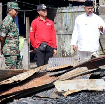 Bupati Kukar Serahkan Bantuan dan Sampaikan Pesan ke Korban Kebakaran di Kelurahan Jahab