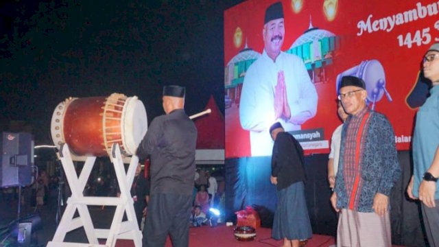 Bupati Kutai Kartanegara Edi Damansyah, saat menbuka takbir keliling ditandai dengan pemukulan beduk, Minggu (16/06/2024). (Istimewa)