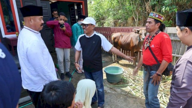 Bupati KukarEdi Damansyah serahkan bantuan sapi kurban di Perumahan Korpri Perjiwa, Senin (17/06/2024). (Istimewa)