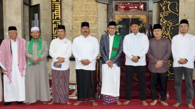 Bupati Kukar Edi Damansyah, melakukan foto bersama usai melaksanakan Salat Idul Adha 1445 Hijriah, Senin (17/06/2024). (Istimewa)