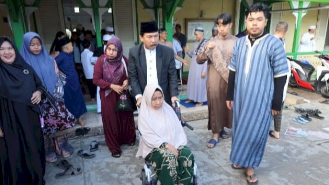 Sekda Kukar, Sunggono, bersama keluarga usai melakukan salat Idul Adha 1445 Hijriah, Senin (17/06/2024). (Istimewa)