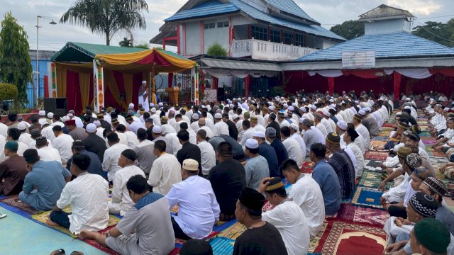 Ratusan warga binaan Lapas Kotabaru saat melaksanakan Salat Idul Adha 1445 Hijriah, Senin (17/06/2024). (Istimewa)