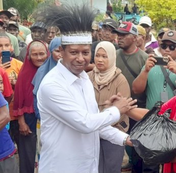 Apolo Safanpo Santuni 300 Paket Sembako kepada Masyarakat Asiki Boven Digoel