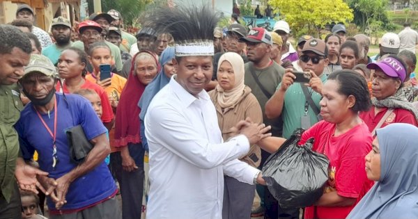 Apolo Safanpo Santuni 300 Paket Sembako kepada Masyarakat Asiki Boven Digoel