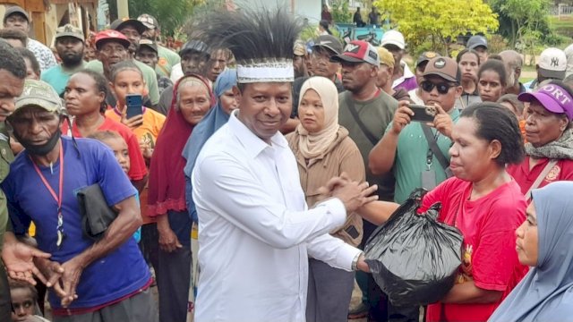 Pj. Gubernur Papua Selatan Apolo Safanpo, menyerahkan paket sambako kepada masyarakat Asiki Boven Digoel. (Foto: Hendrik Resi / republikmews.co.id)