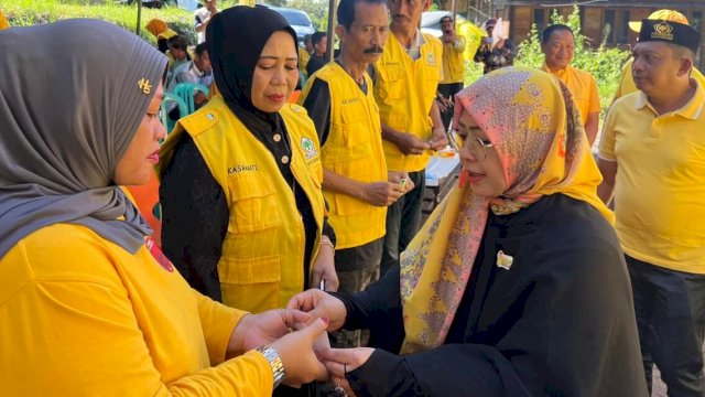 Ket : Ketua DPD Golkar Parepare, Erna Rasyid Taufan saat membagikan kupon daging kurban ke anggota partai 