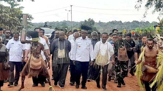 Pj Gubernur Papua Selatan Apolo Safanpo, disambut masyarakat Asiki Boven Digoel untuk berauduensi. (Foto: Hendrik Resi / republiknews.co.id)