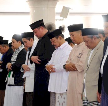 Adnan-Kio Shalat Idul Adha Bersama Masyarakat di Masjid Agung Syekh Yusuf
