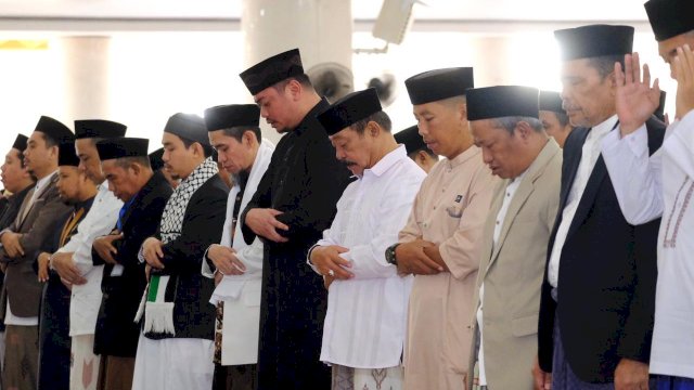 Bupati Gowa Adnan Purichta Ichsan bersama Wakilnya Abd Rauf Malaganni saat melaksanakan shalat Idul Adha di Masjid Agung Syekh Yusuf bersama masyarakat, kemarin. (Dok. Humas Gowa)