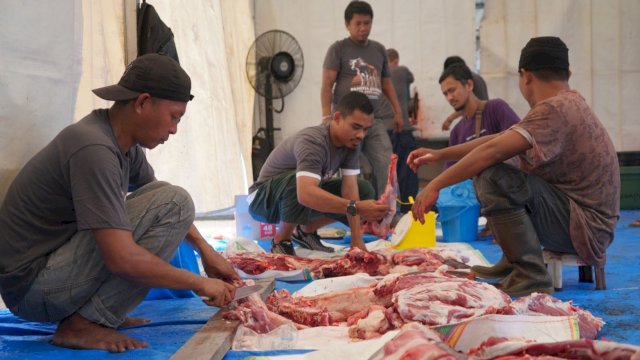 Petugas PLN UID Sulselrabar saat memotong-motong daging hewan kurban yang akan dibagikan ke masyarakat. (Istimewa)