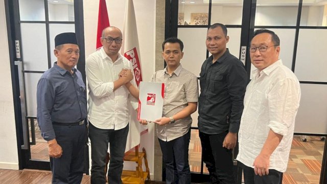 Bakal Calon Bupati Merauke, Hendrik Mahuze didamping H. Riduwan menerima Surat Tugas dari DPP PSI. (Istimewa)