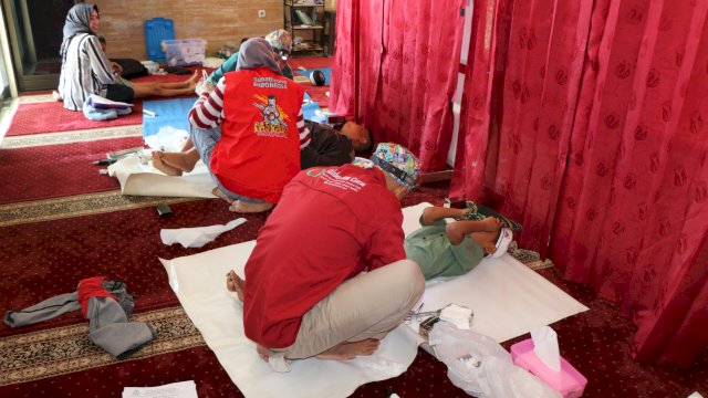 50 anak yatim di Makassar saat menjalani khitan yang dilakukan PT PLN UIP Sulawesi dalam rangka peringatan Hari Raya Idul Adha 2024. (Dok. Humas PLN UIP Sulawesi)
