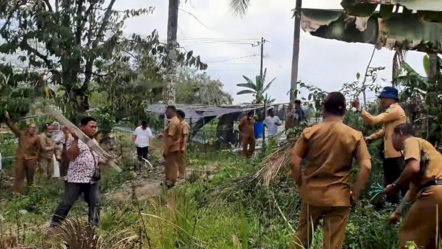 Petugas Kecamatan Samboja Barat melakukan pengukuran lahan untuk Puskesmas baru. (Istimewa)