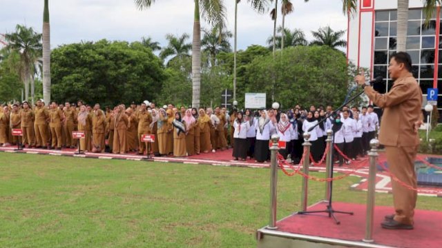 Sekda Kukar, Sunggono, saat memberikan amanat pada apel pagi, Senin (24/06/2024). (Istimewa)