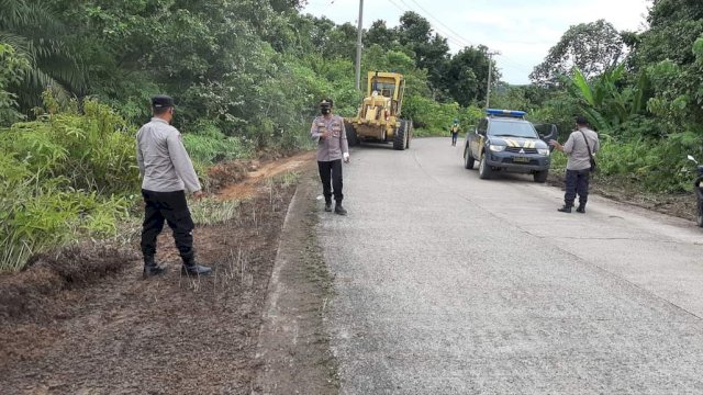 Perbaikan jalan di Desa Muara Ritan, Kutai Kartaneraga. (Istimewa)