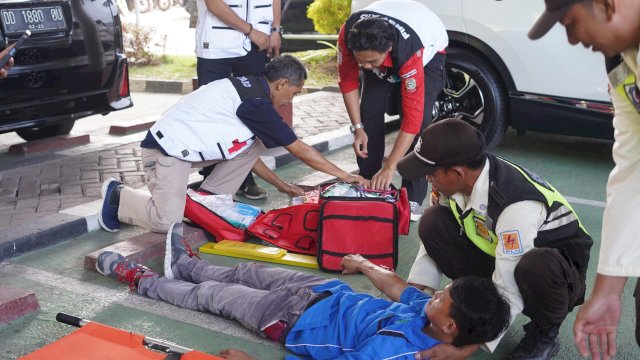 Jajaran pegawai PLN UIP Sulawesi saat melakukan simulasi tanggap darurat, di pelataran Kantor PLN UIP Sulawesi, kemarin. (Dok. Humas PLN UIP Sulawesi)