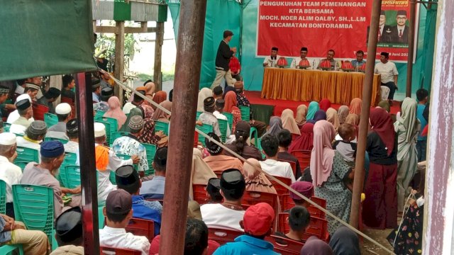 Bakal Calon Wakil bupati Moch. Noer Alim Qalby, saat mengukuhkan tim relawan di kecamatan Bontoramba. (Istimewa)