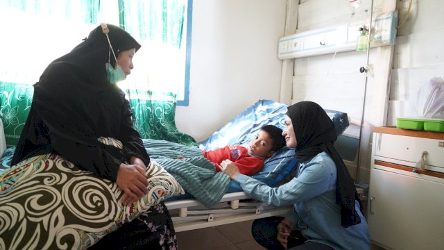 Bupati Luwu Utara Indah Putri Indriani saat meninjau pelayanan di PKM Kecamatan Seko.