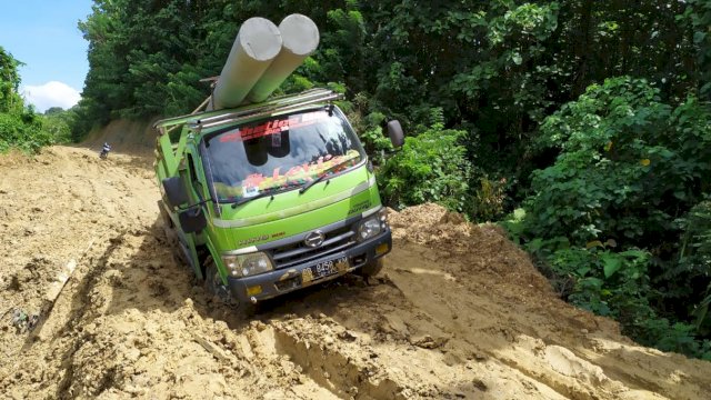 Upaya petugas PLN dalam memobilisasi material untuk melistriki Desa Namu, Kabupaten Konawe Selatan yang melalui mesan perjalanan yang berat. (Istimewa)