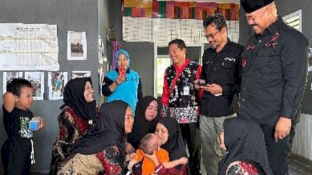 Bupati Kukar, Edi Damansyah saat memantau proses penimbangan balita. (Istimewa)