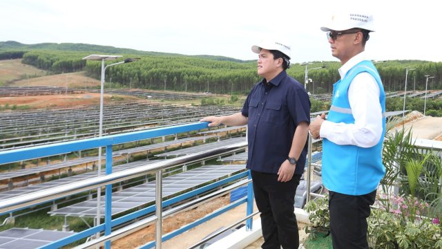 Menteri BUMN Erick Thohir bersama Direktur Utama PLN Darmawan Prasodjo, saat meninjau PLTS di IKN Penajam Paser Utara, Kalimantan Timur, Sabtu (29/06/2024). (Istimewa)
