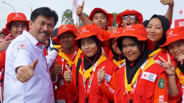 Sekda Kukar, Sunggono, berfoto bersama peserta JUMBARA. (Istimewa)