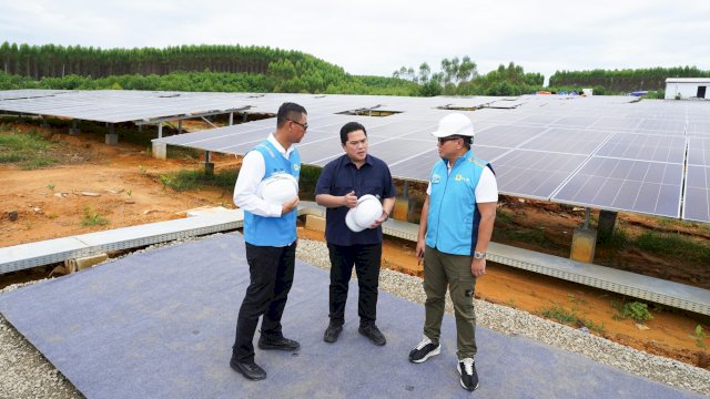 Menteri BUMN Erick Thohir, bersama Wakil Menteri BUMN Kartika Wirjoatmodjo dan Direktur Utama PLN Darmawan Prasodjo, saat mengunjungi PLTS IKN, di Penajam Paser Utara, Sabtu (29/06/2024). (Istimewa)