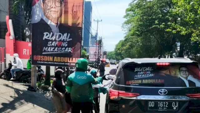 Bakal Calon Wali Kota Makassar, Rusdin Abdullah melalui timnya turun melaksanakan program Jumat Berkah, Jumat (31/5/2024). (Foto: Istimewa)