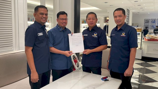 Ketua DPW NasDem Sulsel, Rusdi Masse menyerahkan rekomendasi untuk pasangan Muzayyin Arif-Andi Ikhsan Hamid untuk bertarung di Pilkada Sinjai 2024, Sabtu (1/6/2024). (Foto: Istimewa)