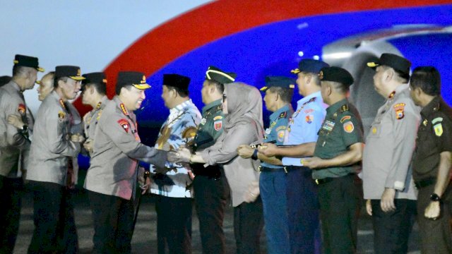 Ketua DPRD Sulsel, Andi Ina Kartika Sari bersama jajaran Forkompinda Sulsel menjemput kedatangan Kapolri, Jenderal Listyo Sigit Prabowo di Base Ops Lanud Hasanuddin, Makassar, Selasa (4/6/2024) malam. (Foto: Istimewa)