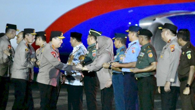 Ketua DPRD Sulsel, Andi Ina Kartika Sari bersama jajaran Forkompinda Sulsel menjemput kedatangan Kapolri, Jenderal Listyo Sigit Prabowo di Base Ops Lanud Hasanuddin, Makassar, Selasa (4/6/2024) malam. (Foto: Istimewa)