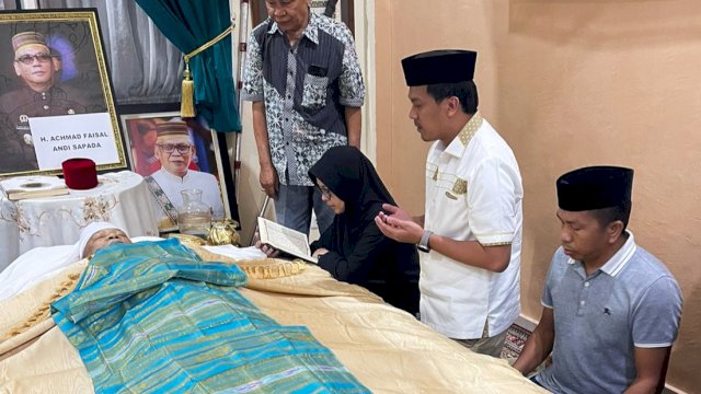 Wakil Ketua DPRD Makassar, Andi Nurhaldin NH melayat ke rumah duka almarhum Faisal Andi Sapada di Parepare, Rabu (5/6/2024) malam. (Foto: Istimewa)