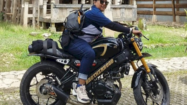 Alva Prita Damayanti, lady biker XSR 155 yang ambil bagian dalam touring bersama komunitas XSR Brotherhood Indonesia (XBI) dengan rute Makassar-Toraja pada akhir Mei lalu. (Foto: Istimewa)
