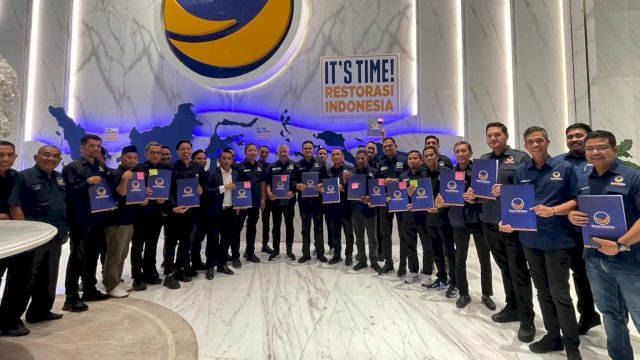 Prosesi penyerahan surat rekomendasi dukungan dari DPP NasDem kepada bakal calon usungannya di Pilkada serentak 2024 di Sulsel belum lama ini. (Foto: Istimewa)