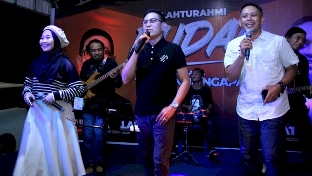 Bakal Calon Wali Kota Makassar, Rusdin Abdullah (Rudal) melakukan silaturahmi bersama Tim Manna Ngapa binaan angggota DPRD Makassar, Supratman, Sabtu (8/6/2024) malam. (Foto: Istimewa)