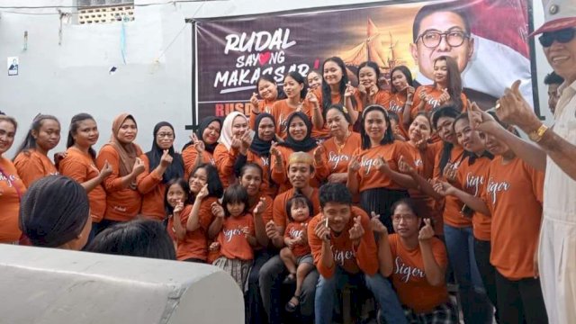 Warga Bunga Eja Beru, Kecamatan Tallo menyosialisasikan Rusdin Abdullah sebagai Cawalkot Makassar dengan berjalan dari lorong ke lorong. (Foto: Istimewa)