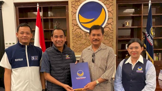 Partai NasDem menyerahkan rekomendasi untuk pasangan Nicodemus Biringkanae dan Darma Lelepadang di Pilkada Tana Toraja 2024, Senin (10/6/2024). (Foto: Istimewa)