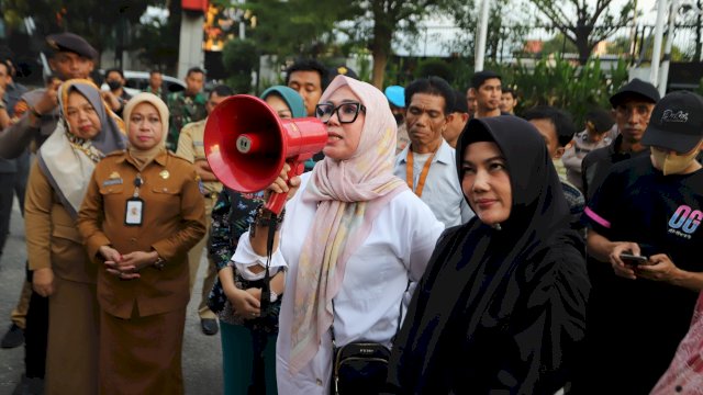 Ketua DPRD Sulsel, Andi Ina Kartika Sari saat menerima demonstran penolakan Tapera di halaman kantor DPRD Sulsel, Makassar, Senin (10/6/2024). (Foto: Humas DPRD Sulsel)