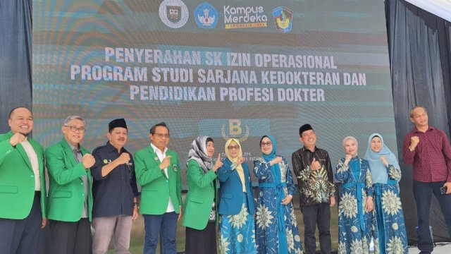 Penyerahan SK izin operasional Prodi Sarjana Kedokteran dan Pendidikan Profesi Dokter FK IKB Kurnia Jaya Persada, Palopo, Minggu (9/6/2024). (Foto: Istimewa)