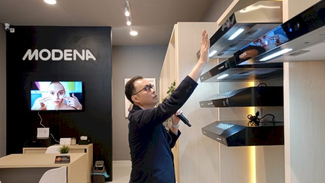 Branch Manager Modena Agung Sukma saat memperkenalkan produk di Modena Home Center Rolling Hill's Makassar, di sela-sela peresmian, Sabtu, (15/06/2024). (Dok. Chaerani/Republiknews.co.id)