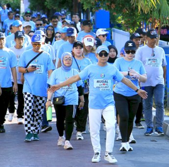 Sosialisasikan Gaya Hidup Sehat, Rusdin Abdullah-Fatmawati Rusdi Kompak Olahraga di CFD Boulevard
